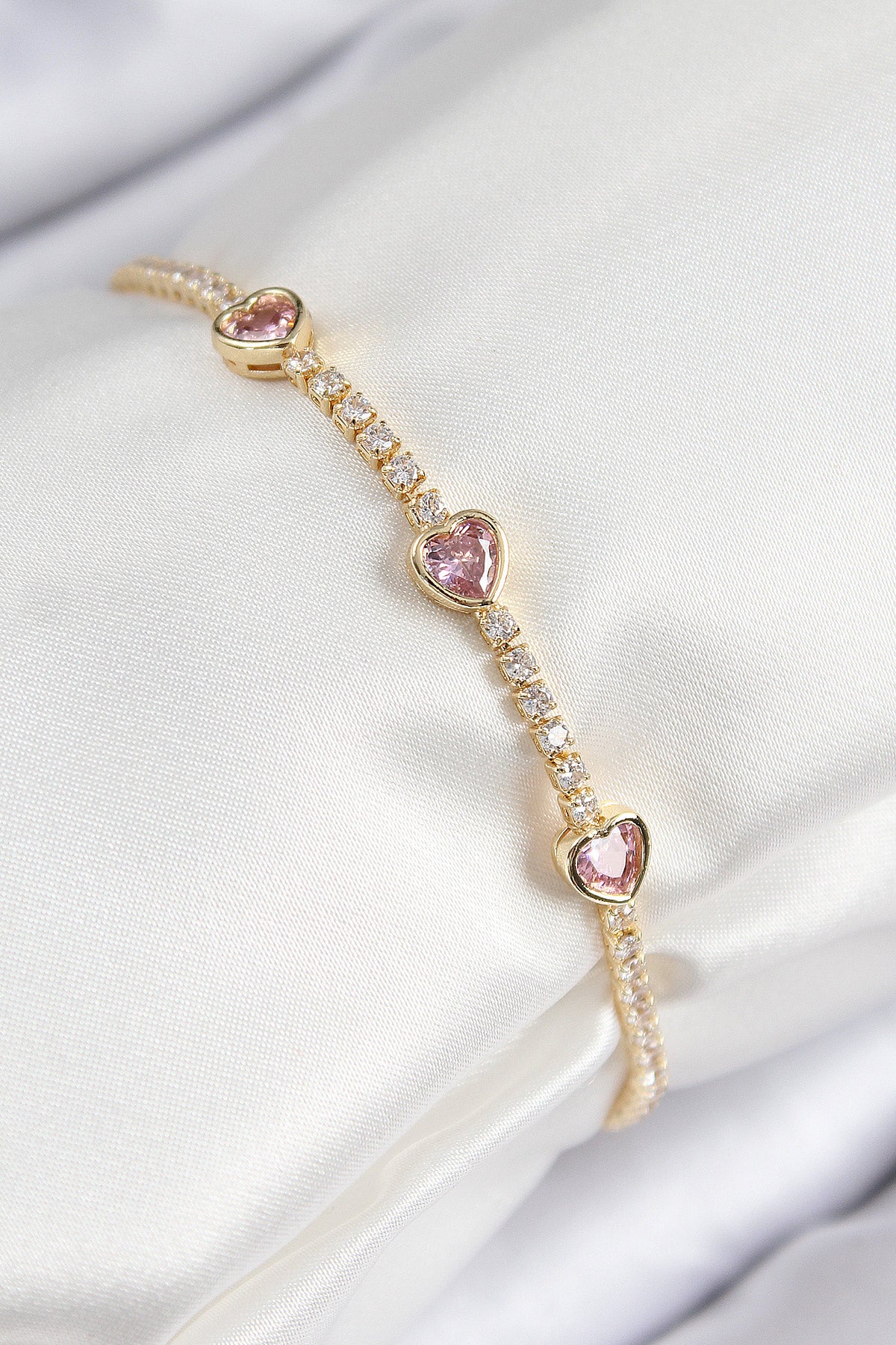 Pirinç Zirkon Taşlı Pembe Kalp Model Gold Renk Kadın Bileklik - BB7687