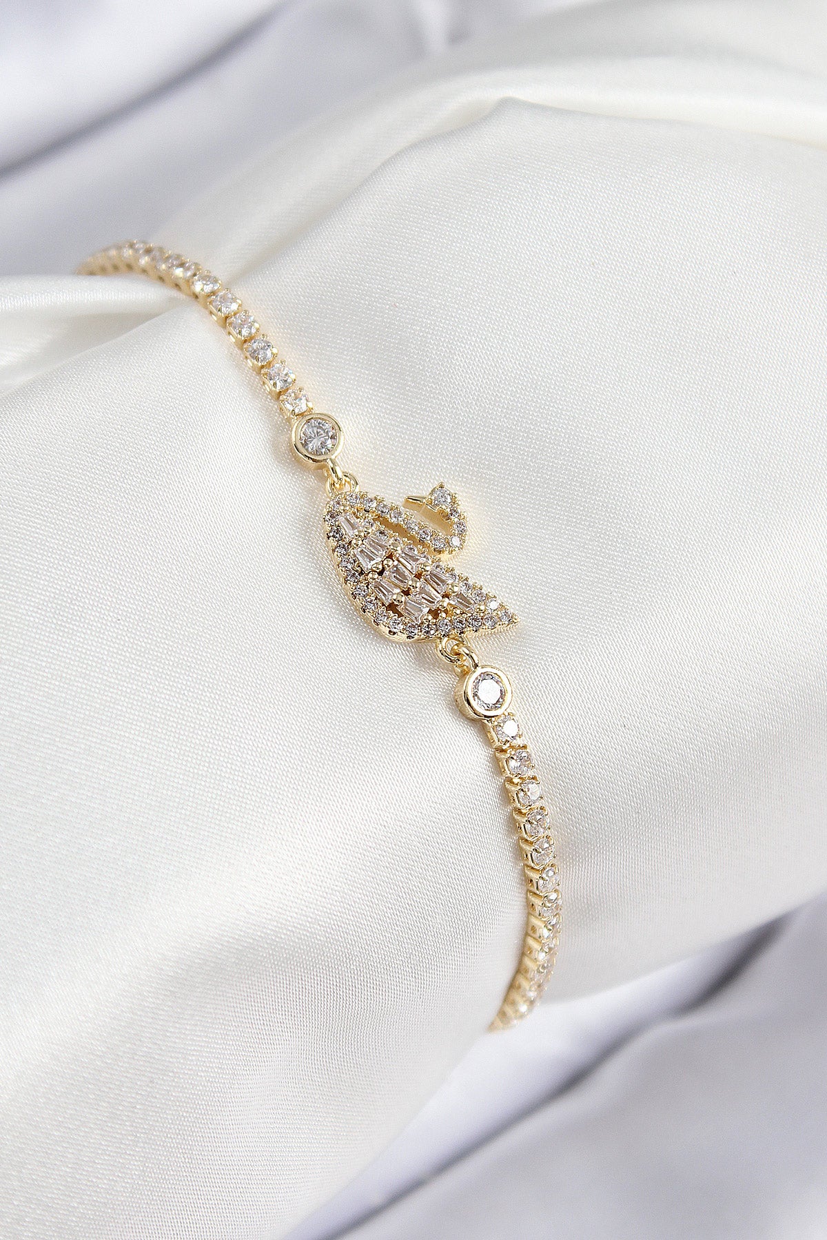 Pirinç Zirkon Taşlı Kuğu Model Gold Renk Kadın Bileklik - BB7691