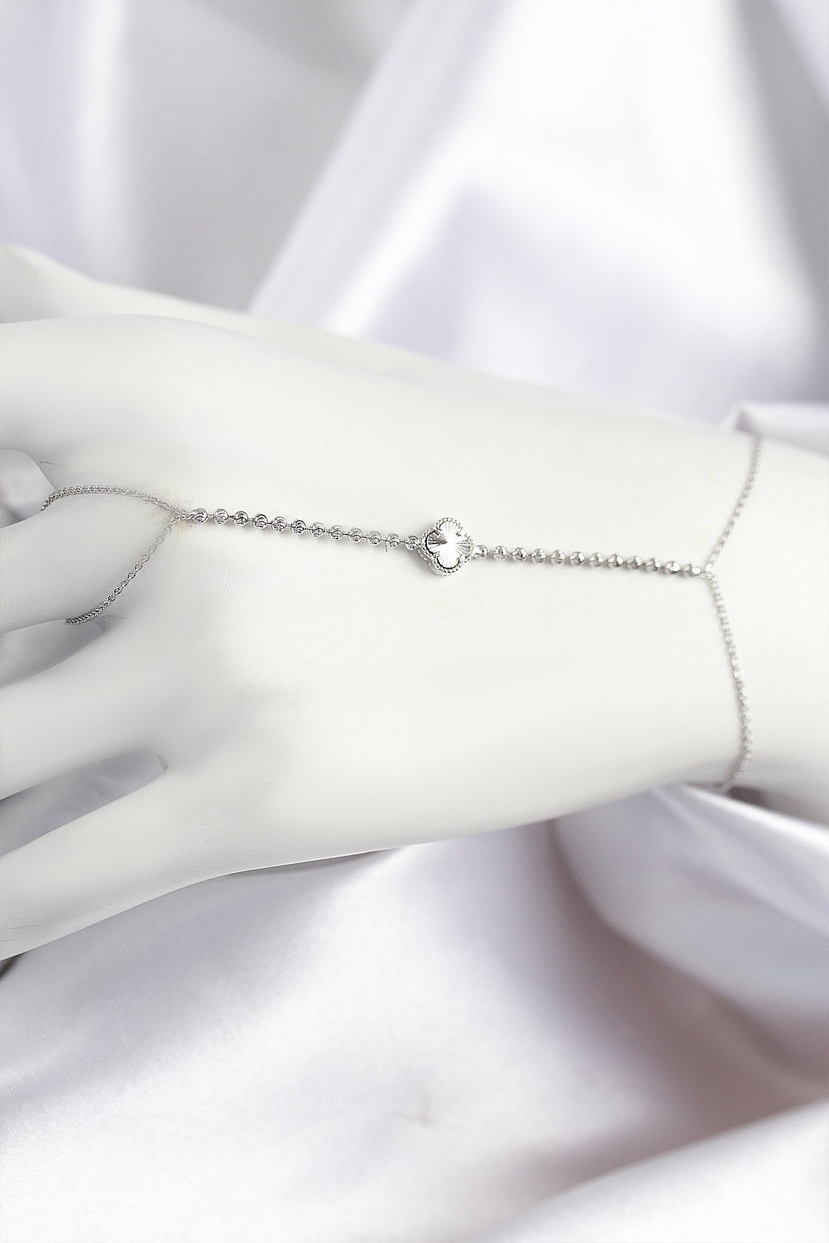 SN714 - Pirinç Zirkon Taşlı Yonca Model Gümüş Renk Şahmeran