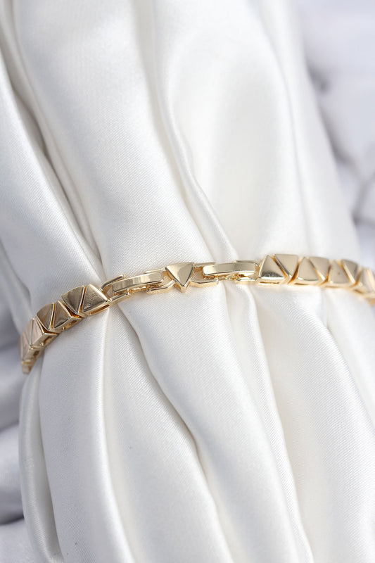 BB7942 - Pirinç VIP Seri Gold Renk Sıralı Üçgen Model Kadın Bileklik