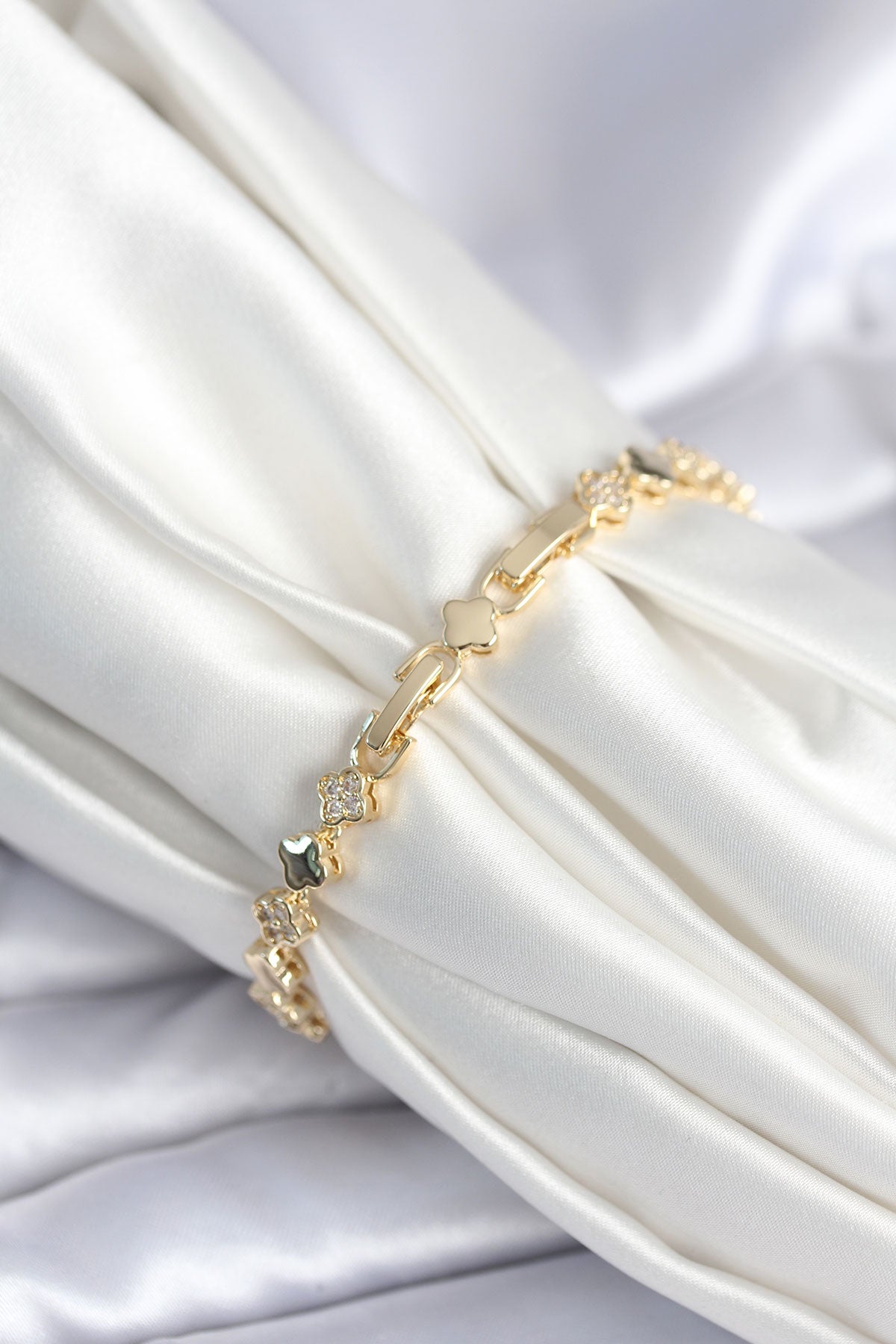 Pirinç Gold Renk Zirkon Taşlı Yonca Model Kadın Bileklik - BB7969