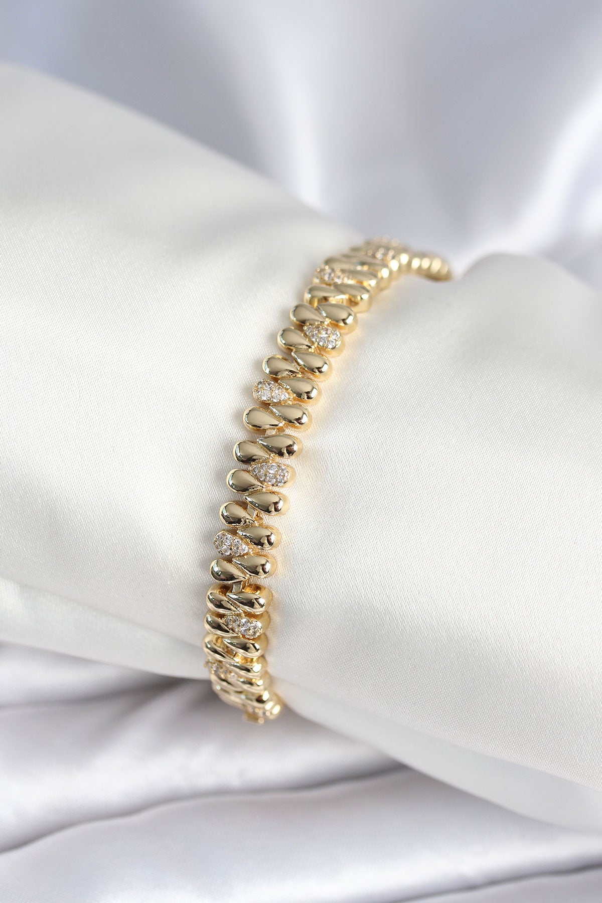 Pirinç Gold Renk Damla Model Zirkon Taşlı Kadın Bileklik - BB7972