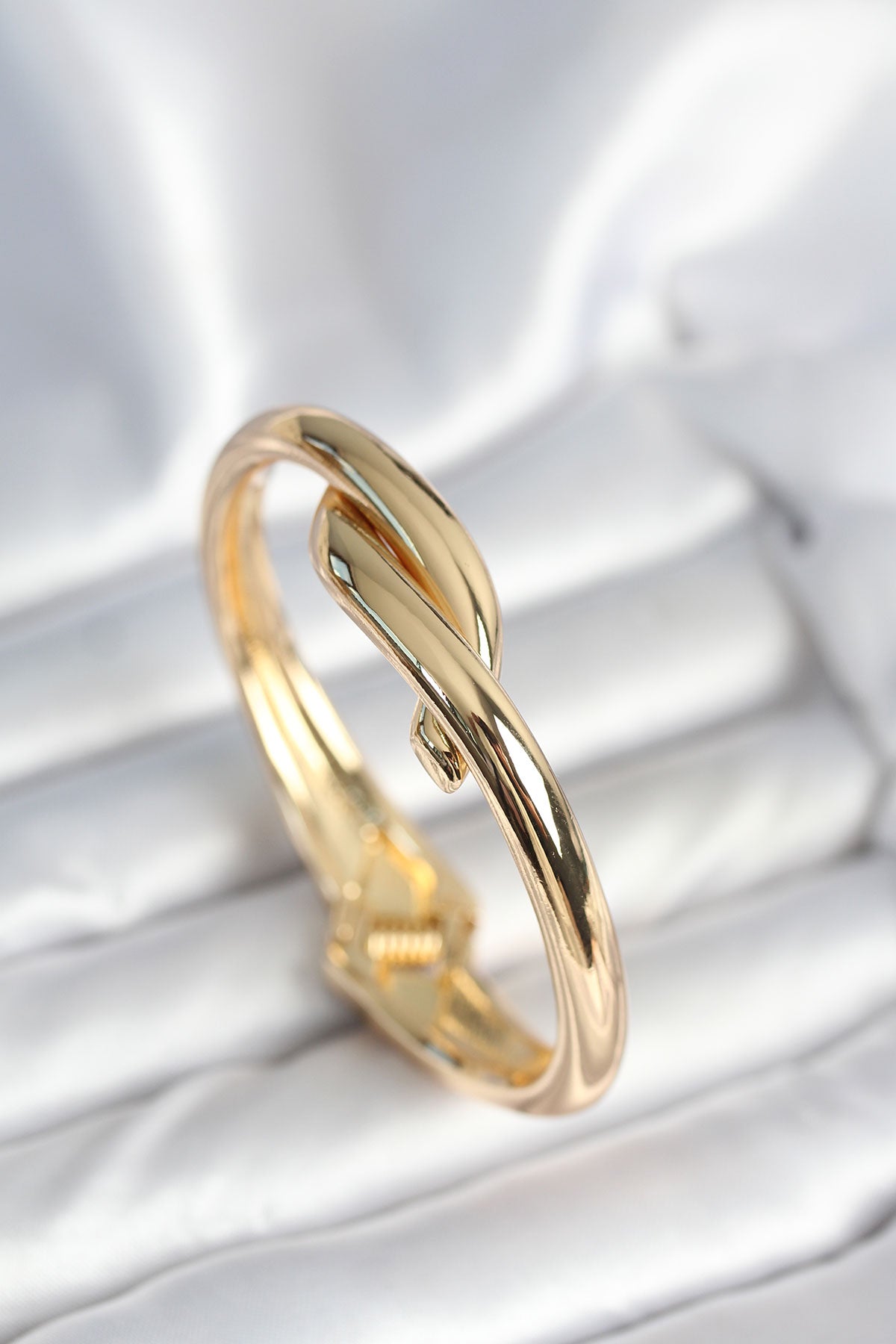 Pirinç Gold Renk Sarmal Model Kelepçe Bileklik - BB7974