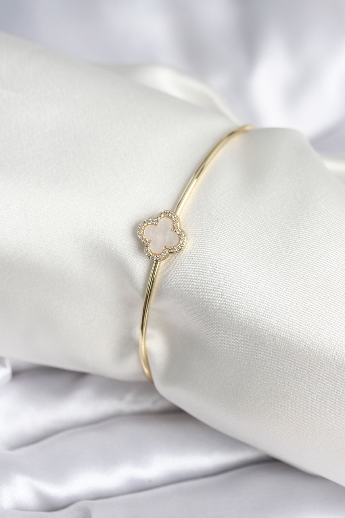 BB8005 - Beyaz Sedefli Yonca Model Gold Renk Kadın Bileklik