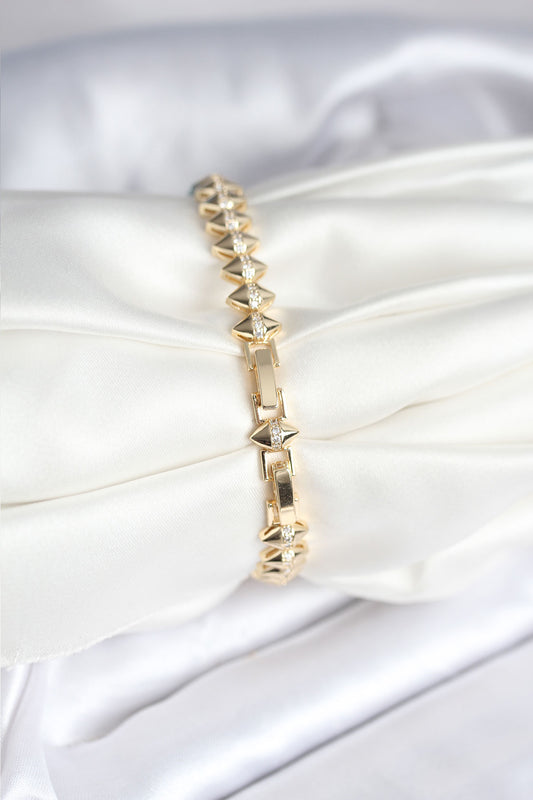 BB8024 - Pirinç Gold Renk Zirkon Taşlı Baklava Model Kadın Bileklik