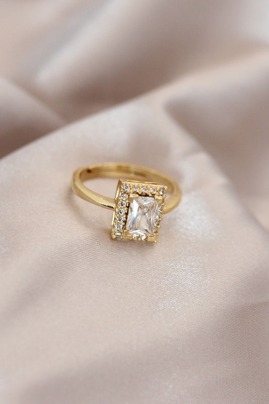 BYK2068 - Ayarlamalı Gold Renk Metal Zirkon ve Kristal Taşlı Dikdörtgen Model Yüzük