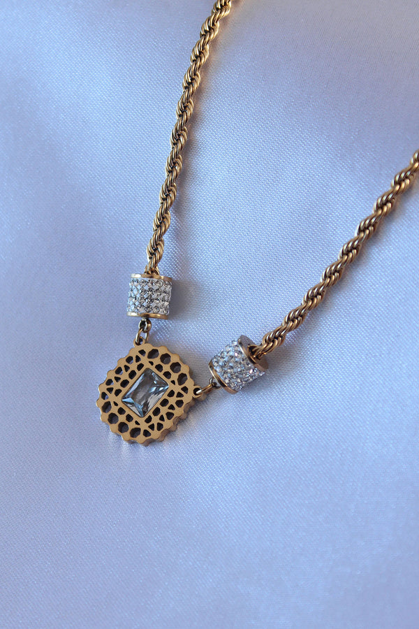 BKO7551 - 316L Çelik Gold Renk Lotus Model Zirkon Taşlı Burgu Zincir Kadın Kolye