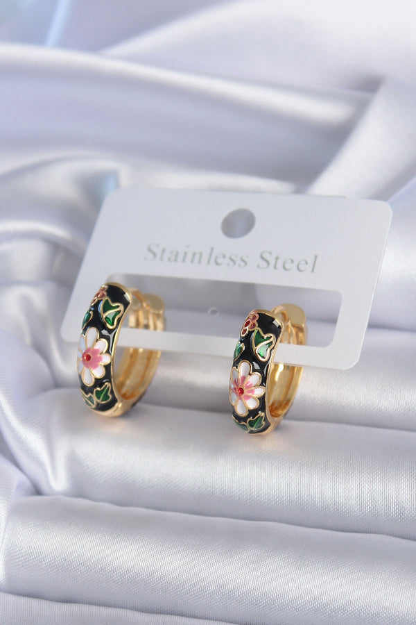 BKP7892 - Pirinç Gold Renk Siyah Çiçek İşleme Kadın Küpe