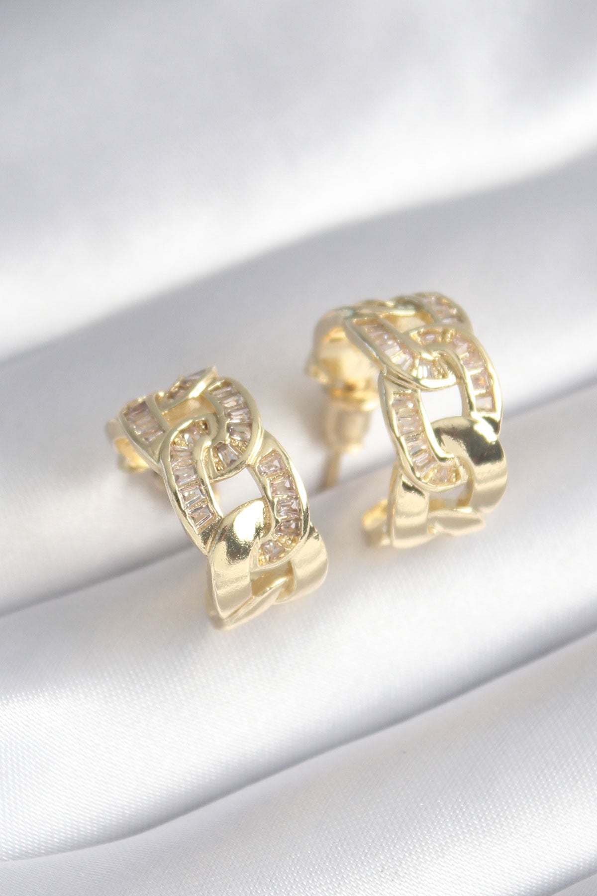 BKP8452 - Pirinç Gold Renk Zirkon Taş Detay Zincir Model Kadın Küpe