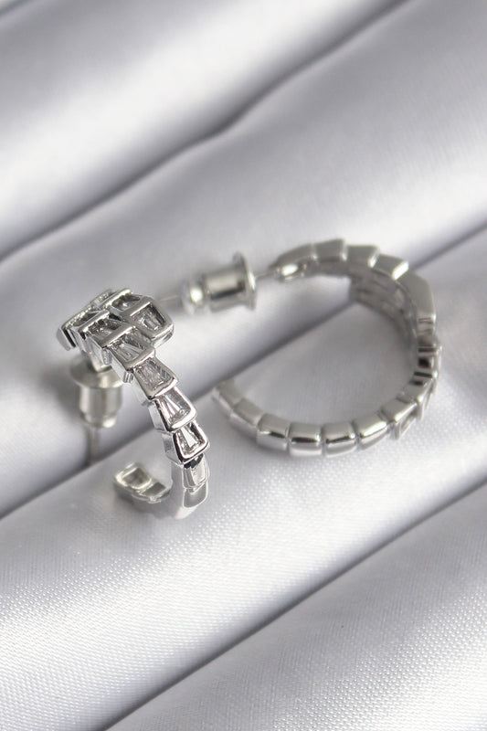 BKP8624 - Pirinç Gümüş Renk Zirkon Taşlı Yılan Model Kadın Küpe