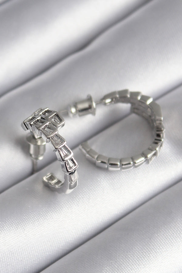 BKP8624 - Pirinç Gümüş Renk Zirkon Taşlı Yılan Model Kadın Küpe