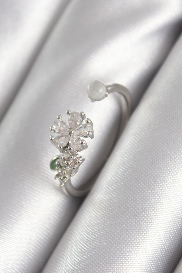 BYK3048 - Pirinç Gümüş Renk Zirkon Taşlı Çiçek Model Kadın Yüzük