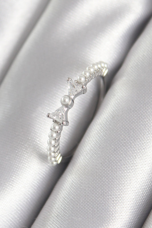 BYK3060 - Pirinç Gümüş Renk Zirkon Taşlı Kurdele Model İnci Detay Kadın Yüzük