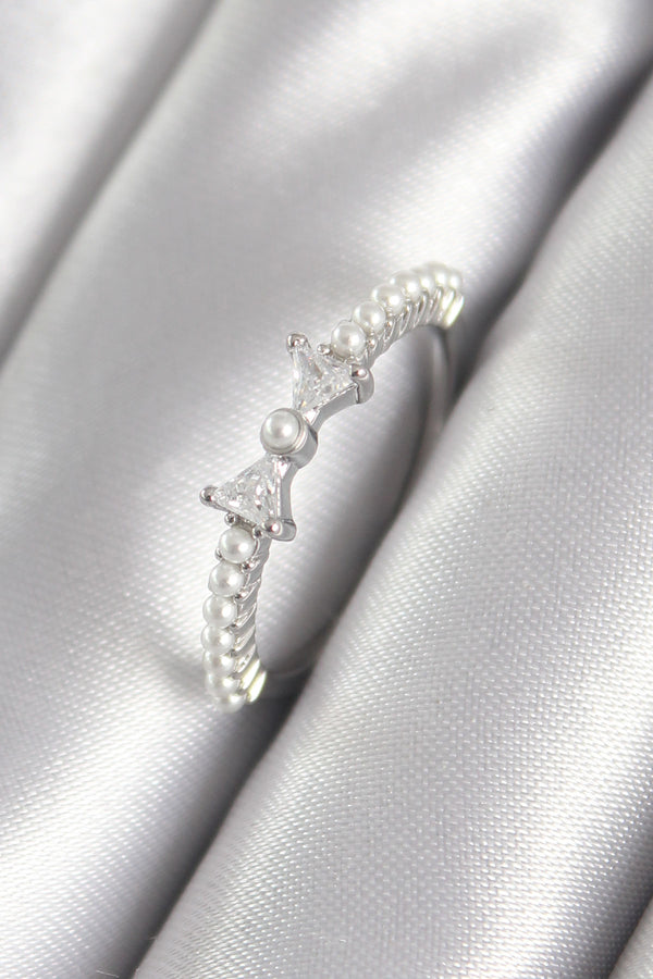 BYK3060 - Pirinç Gümüş Renk Zirkon Taşlı Kurdele Model İnci Detay Kadın Yüzük