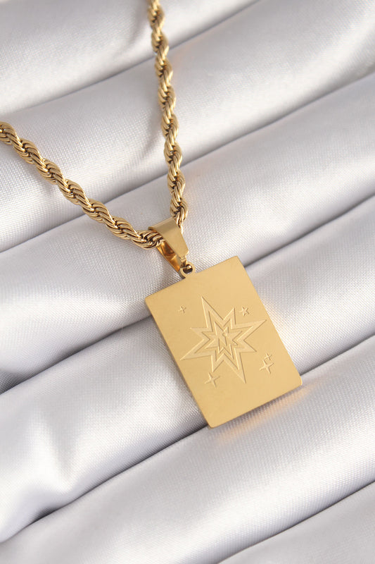 BKO8451 - 316L Çelik Gold Renk Burgu Zincir Kutup Yıldızı İşleme Plaka Figür Kadın Kolye