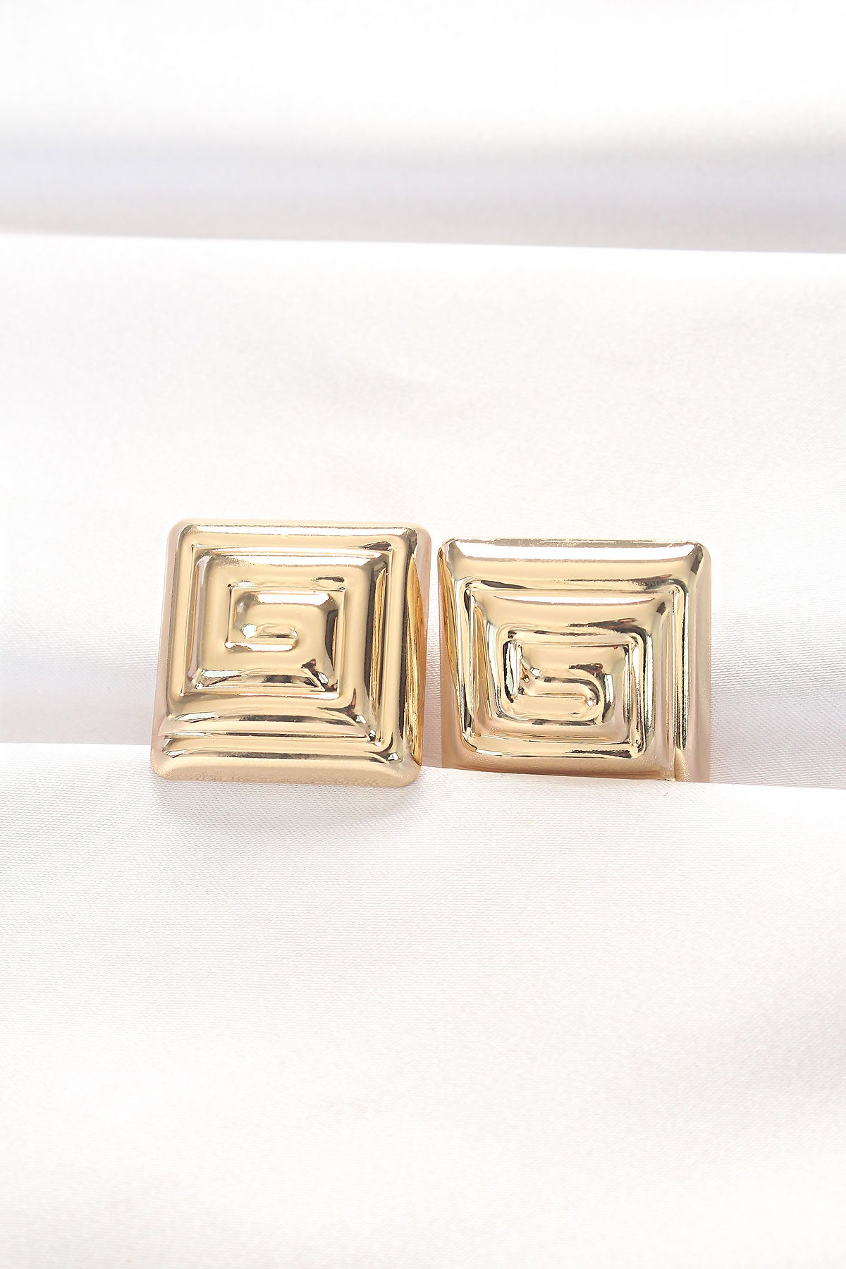 BKP8879 - Pirinç Gold Renk Kare Form Küpe