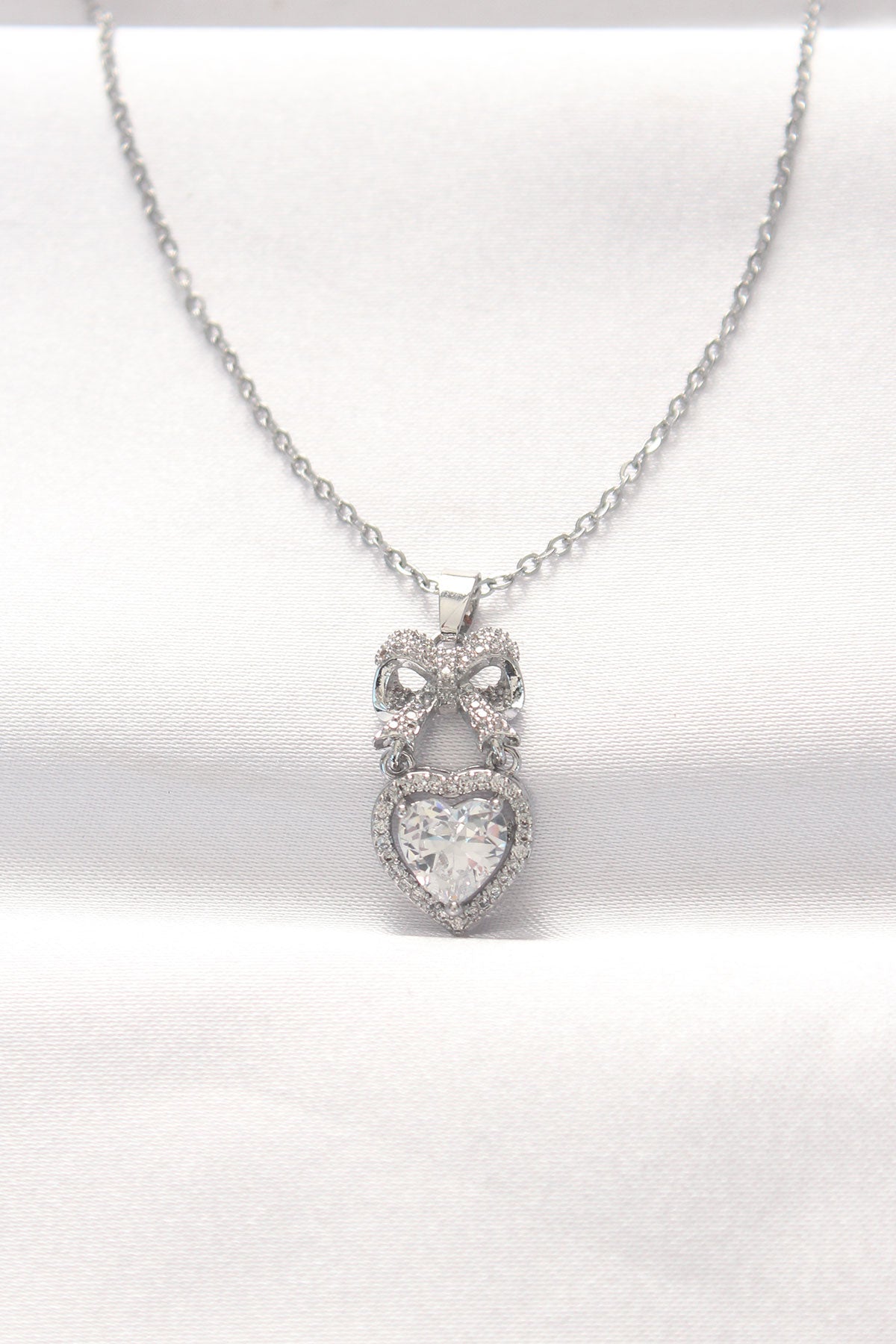 BKO8519 - 316L Çelik Silver Renk Zirkon Taşlı Kalpli Fiyonk Kolye