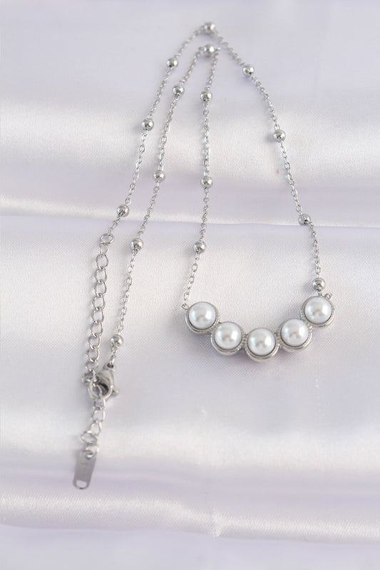 BKO8654 - 316L Çelik Zincir Gümüş Renk Sıralı İnci Taşlı Kolye