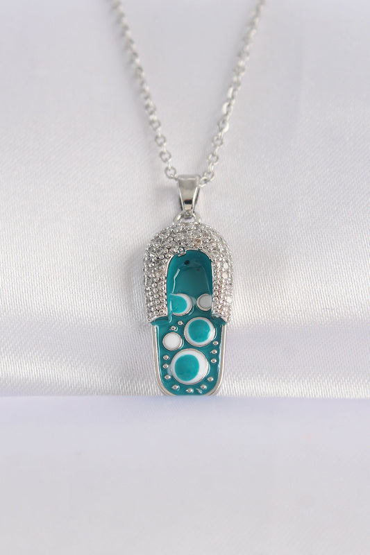 BKO8665 - 316L Çelik Zincir Zirkon Taşlı Gümüş Renk Nazarlı Terlik Tasarımlı Kolye