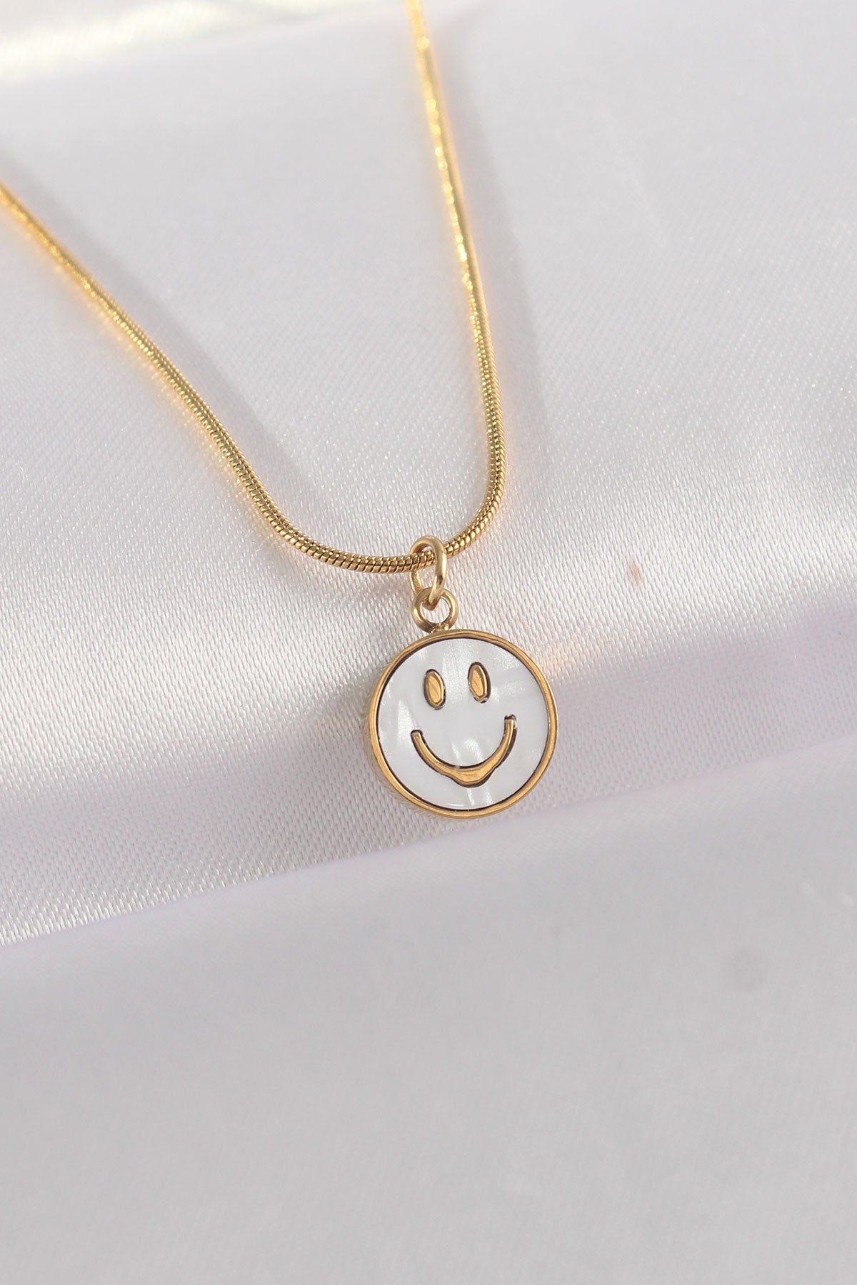 BKO8672 - 316L Çelik Zincir Altın Renk Mermer Desenli Minimal Smile Kolye