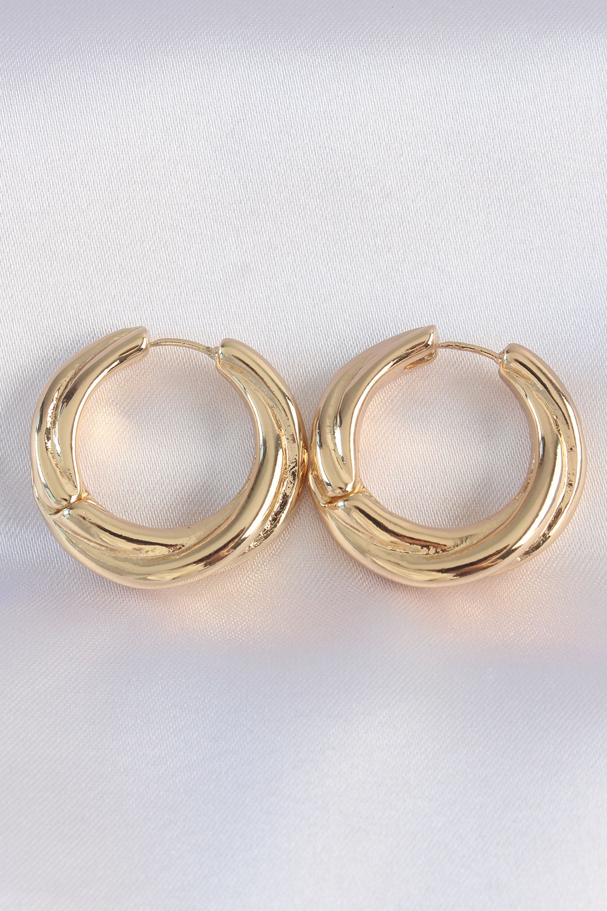 Pirinç Gold Renk Asimetrik Kıvrım Küpe - BKP8974