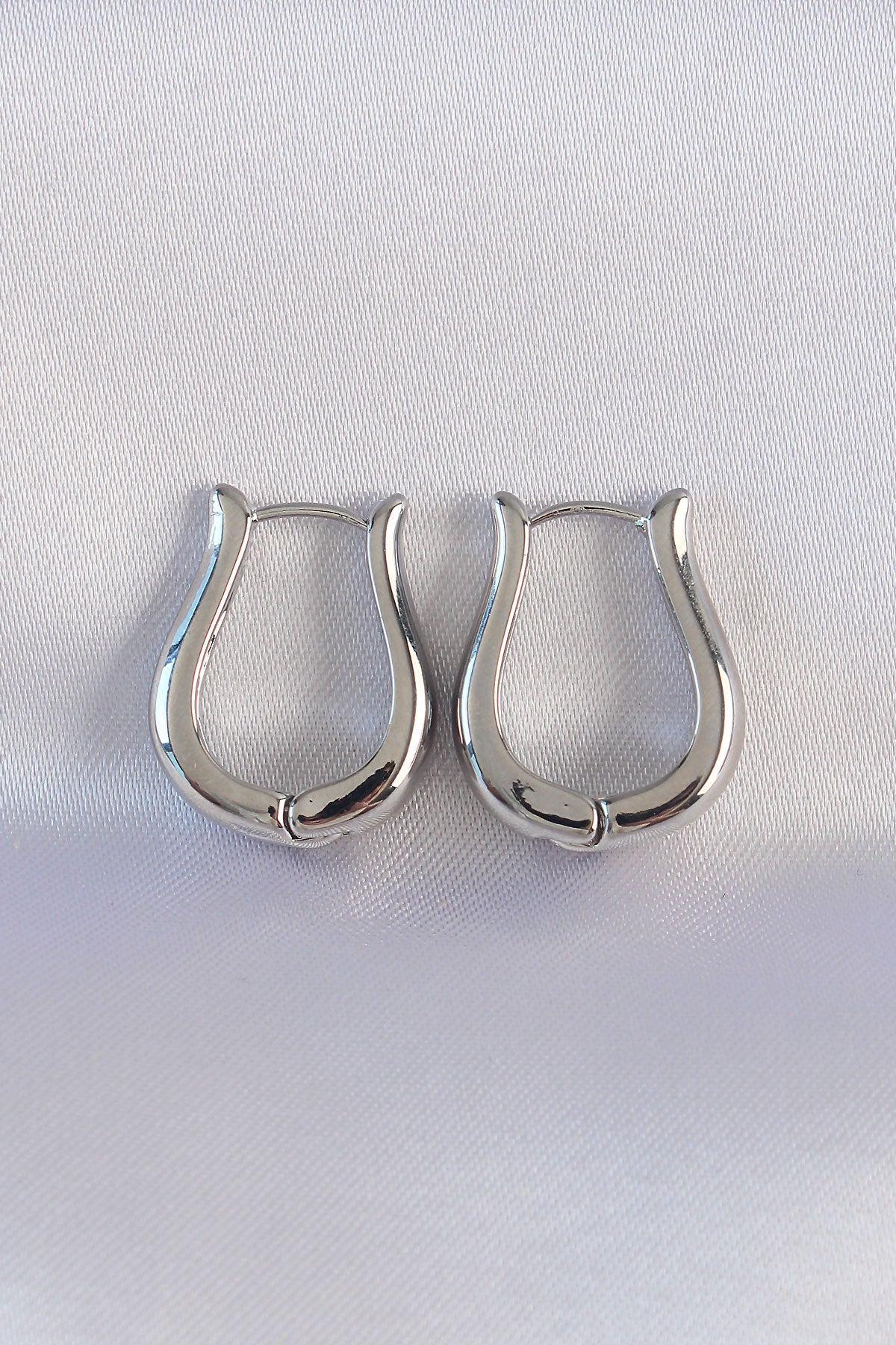Pirinç Gümüş Renk İçi Boş Gül Küpe - BKP8977