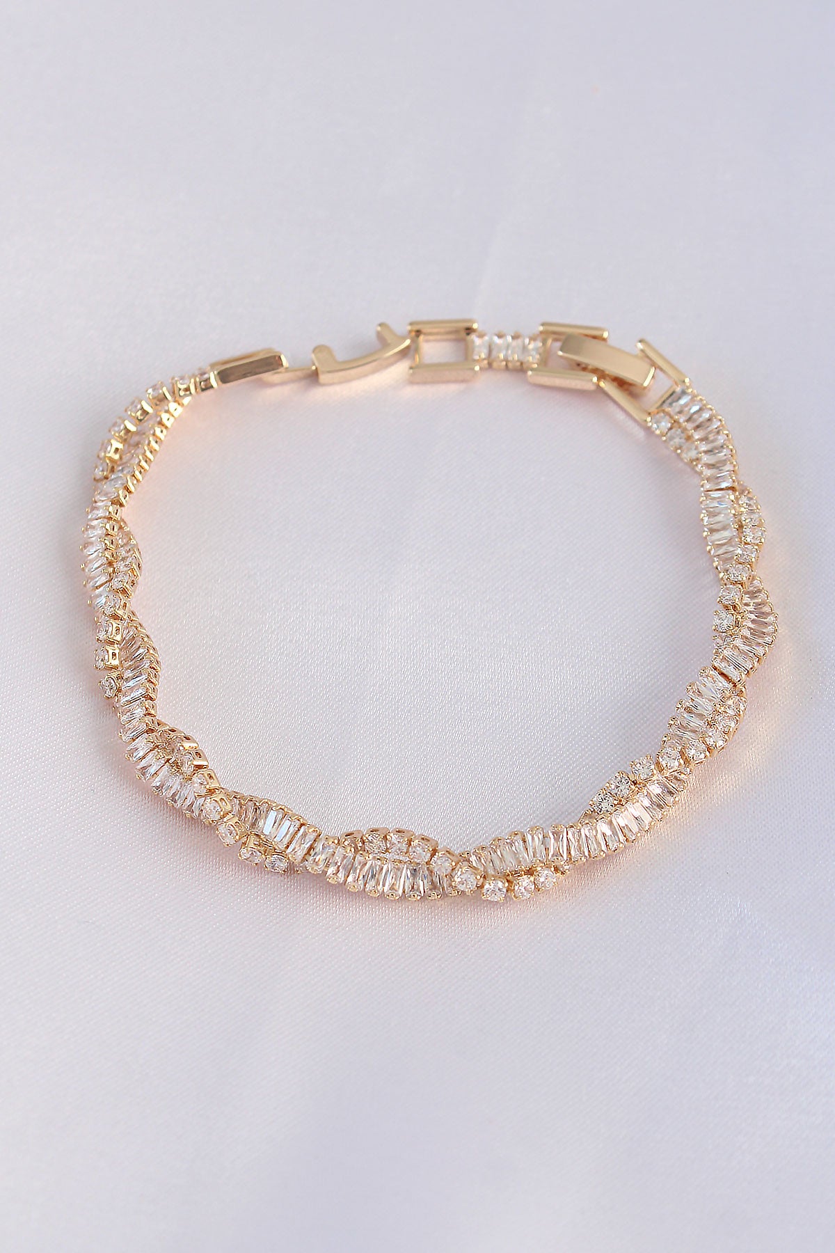 Vip Seri Pirinç Zirkon Taşlı Gold Renk Sarmal Model Bileklik - BB6083
