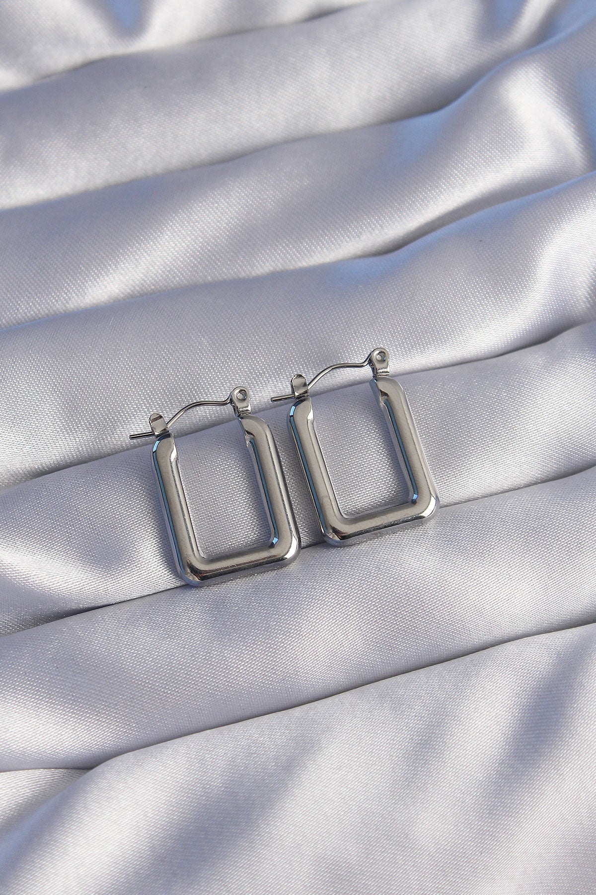 BKP9038 - 316L Çelik Gümüş Renk Dikdörtgen Model Küpe