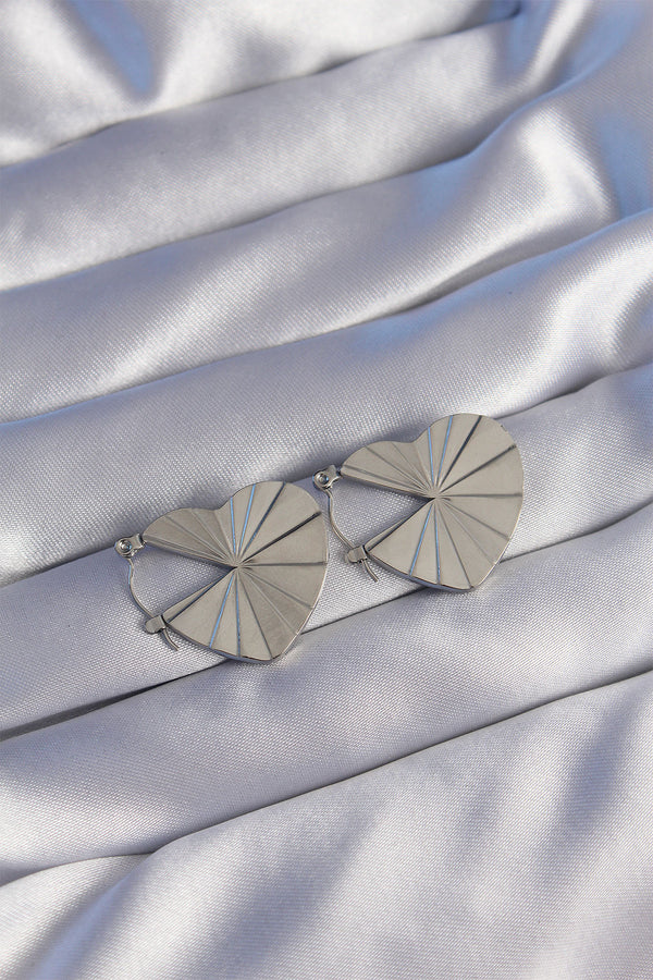 BKP9041 - 316L Çelik Gümüş Renk Çizgili Plaka Tasarımlı Kalp Küpe