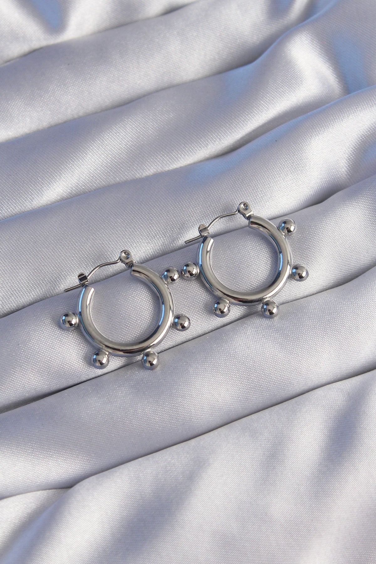 BKP9043 - 316L Çelik Gümüş Renk Topçuk Tasarımlı Oval Küpe