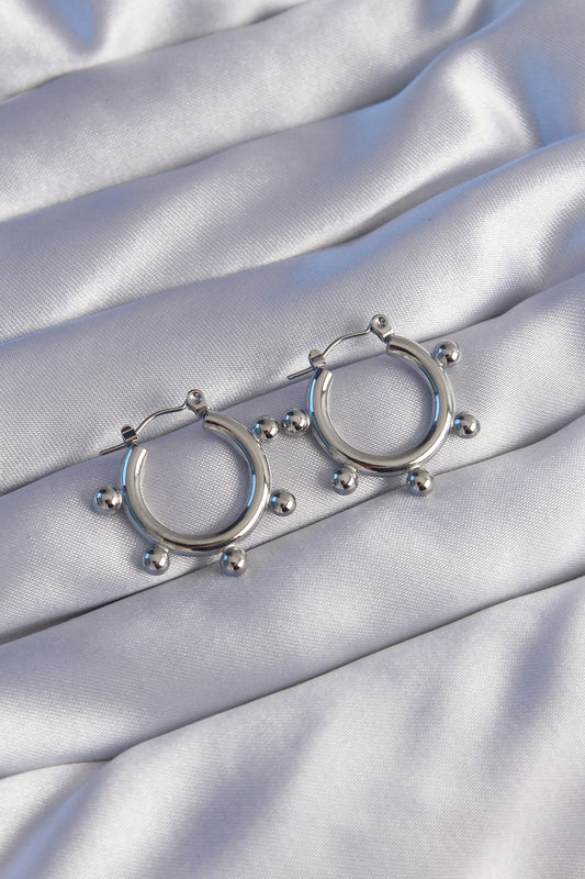 BKP9043 - 316L Çelik Gümüş Renk Topçuk Tasarımlı Oval Küpe
