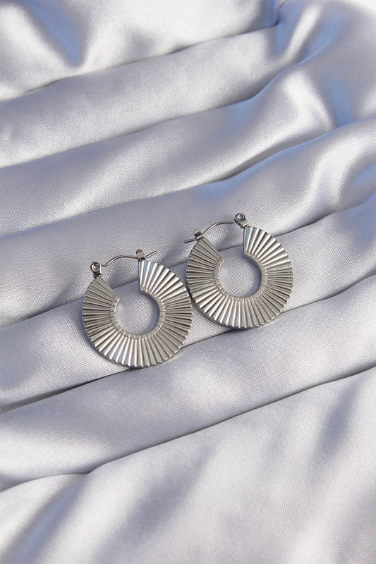 BKP9048 - 316L Çelik Gümüş Renk Oval Çizgili Plaka Küpe