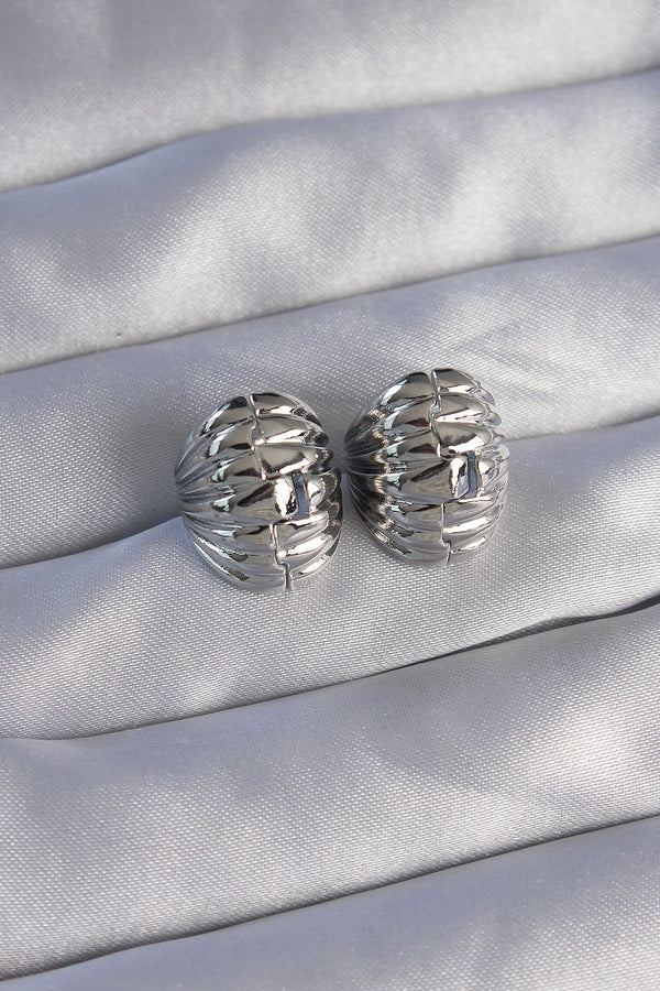 BKP9081 - Pirinç Gümüş Renk Tırtıklı Minimal Bombeli Tasarım Küpe