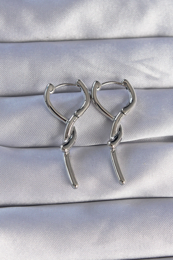 BKP9085 - Pirinç Gümüş Renk Sarmal Çubuk Tasarımlı Uzun Küpe