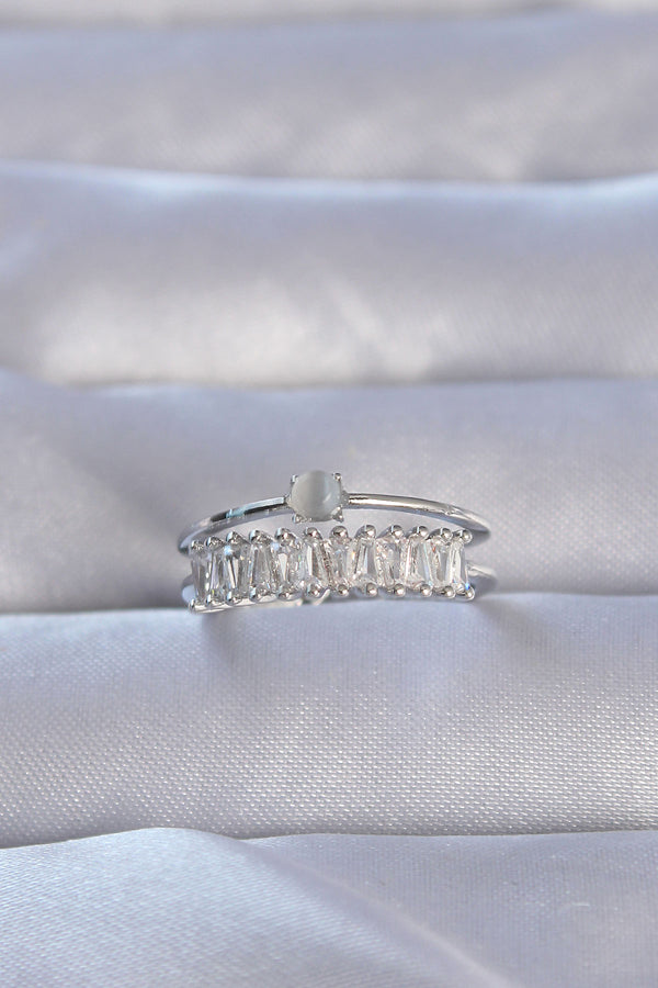 BYK3228 - Pirinç Gümüş Renk Zirkon Taşlı Baget Su Yolu Model Ayarlanabilir Yüzük