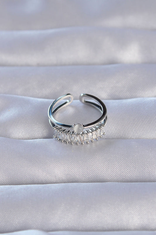 BYK3228 - Pirinç Gümüş Renk Zirkon Taşlı Baget Su Yolu Model Ayarlanabilir Yüzük