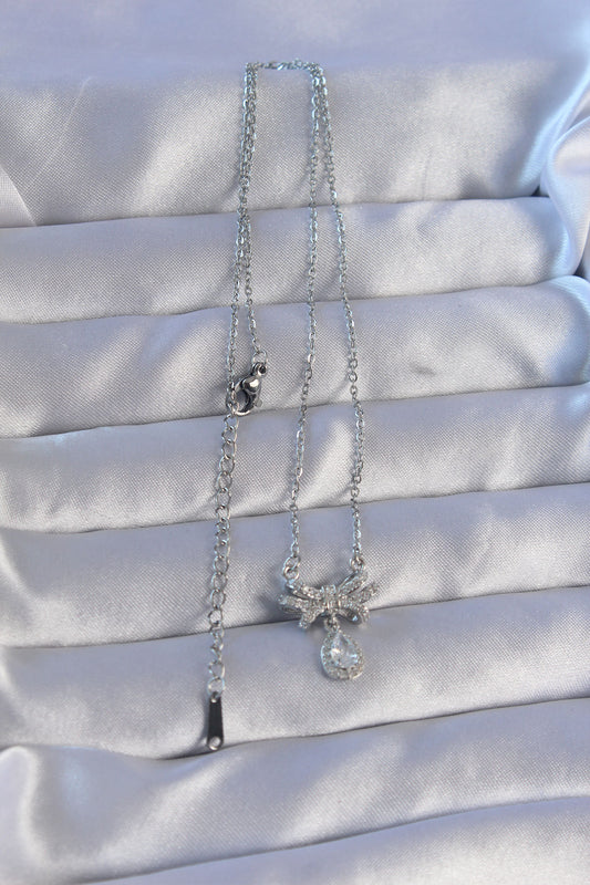 BKO8897 - 316L Çelik Zincirli Gümüş Renk Zirkon Taşlı Damla Detay Fiyonk Model Kolye