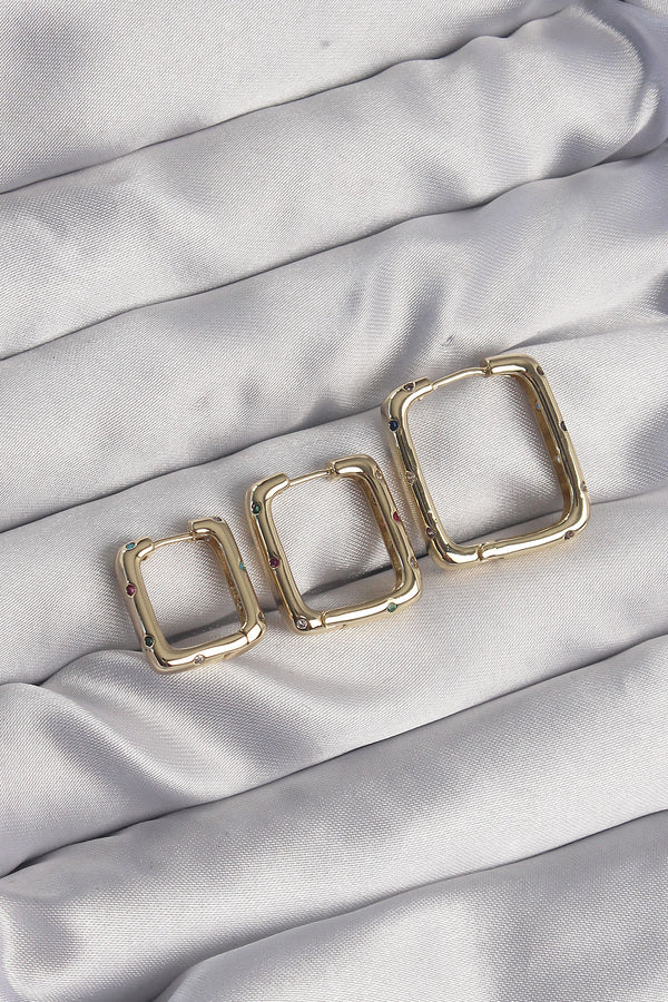 BKP9116 - Pirinç Gold Renk Renkli Zirkon Taşlı Kare Model Küpe Seti