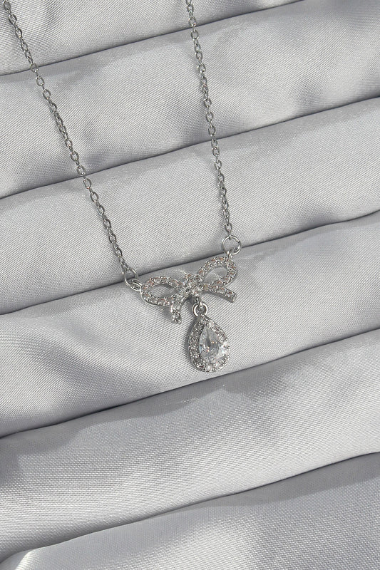 BKO8922 - 316L Çelik Gümüş Renk Zirkon Taşlı Fiyonk Detay Damla Kolye