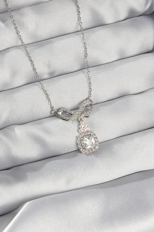 BKO8924 - 316L Çelik Gümüş Renk Fiyonk Detay Zirkon Taşlı Tektaş Kolye