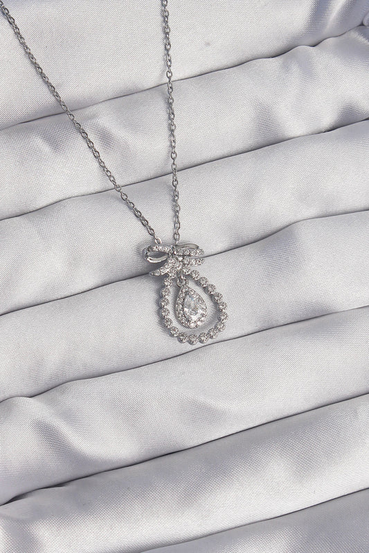 BKO8930 - 316L Çelik Gümüş Renk Fiyonk Detaylı Zirkon Taşlı Damla Model Kolye