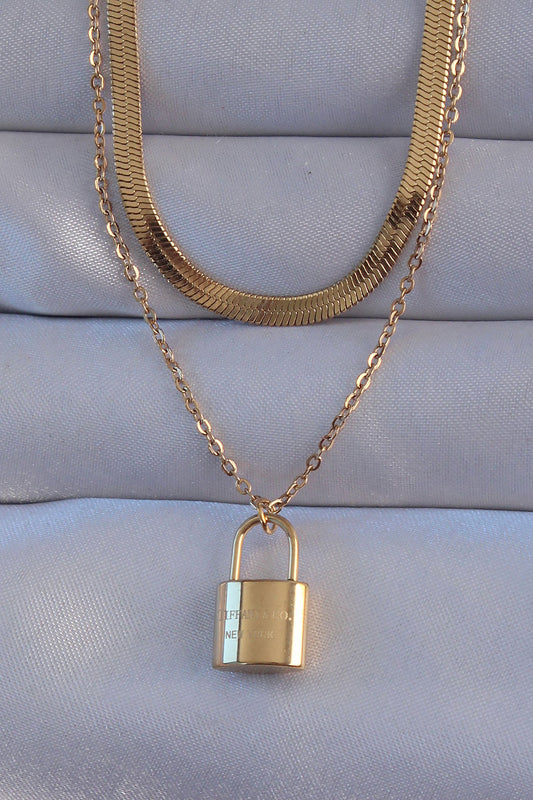 BKO8941 - 316L Çelik Gold Renk Çift Zincir Kilit Model Kolye