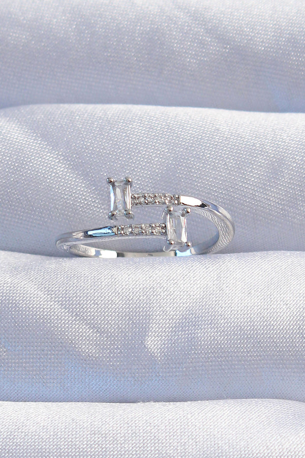 BYK3240 - Pirinç Gümüş Renk Zirkon Taşlı Geometrik Ayarlanabilir Yüzük