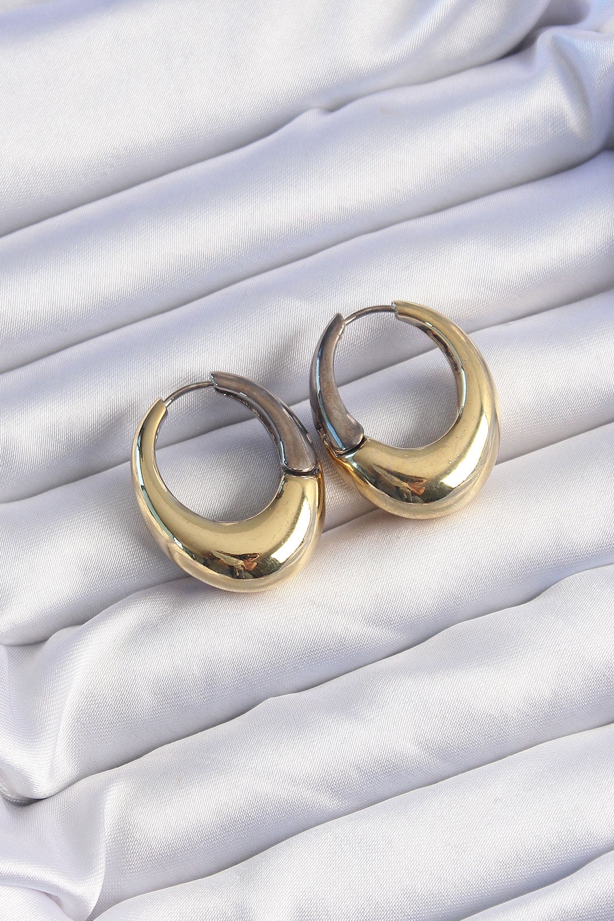 BKP9221 - Pirinç Gold Gümüş Renkli Oval Bombeli Küpe