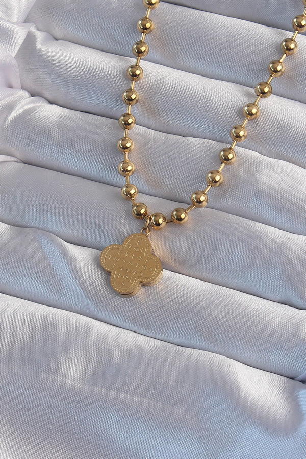 BKO8988 - 316L Çelik Top Zincirli Gold Renk İşlemeli Yonca Model Kolye