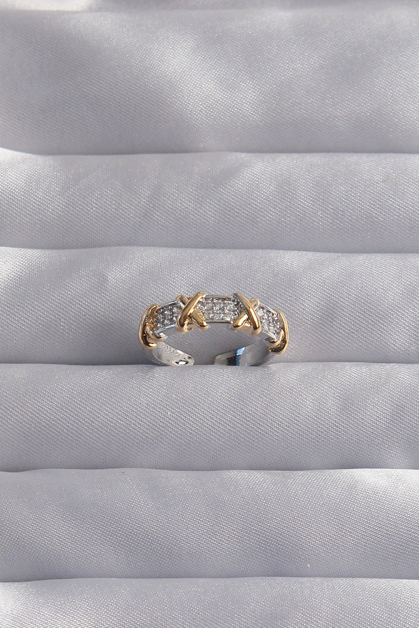 BYK3284 - Pirinç Ayarlamalı Gümüş Renk Zirkon Taşlı XOXO Model Yüzük