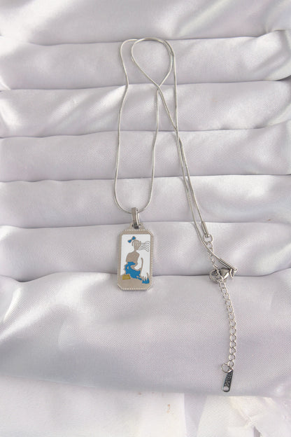 BKO9049 - 316L Çelik Gümüş Renk Beyaz Mineli Kız Figür Tarot Kolye