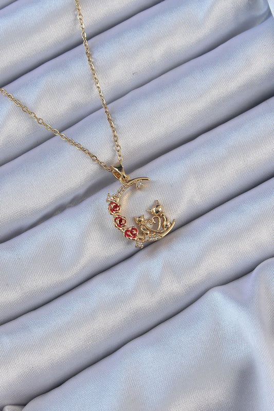 BKO9129 - 316L Çelik Zincir Altın Renk Kırmızı Gül Detay Kedi Figür Zirkon Taşlı Ay Kolye