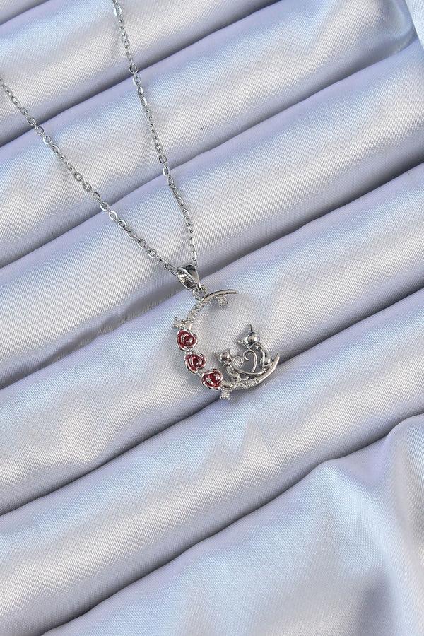 BKO9130 - 316L Çelik Zincir Gümüş Renk Kırmızı Gül Detay Kedi Figür Zirkon Taşlı Ay Kolye