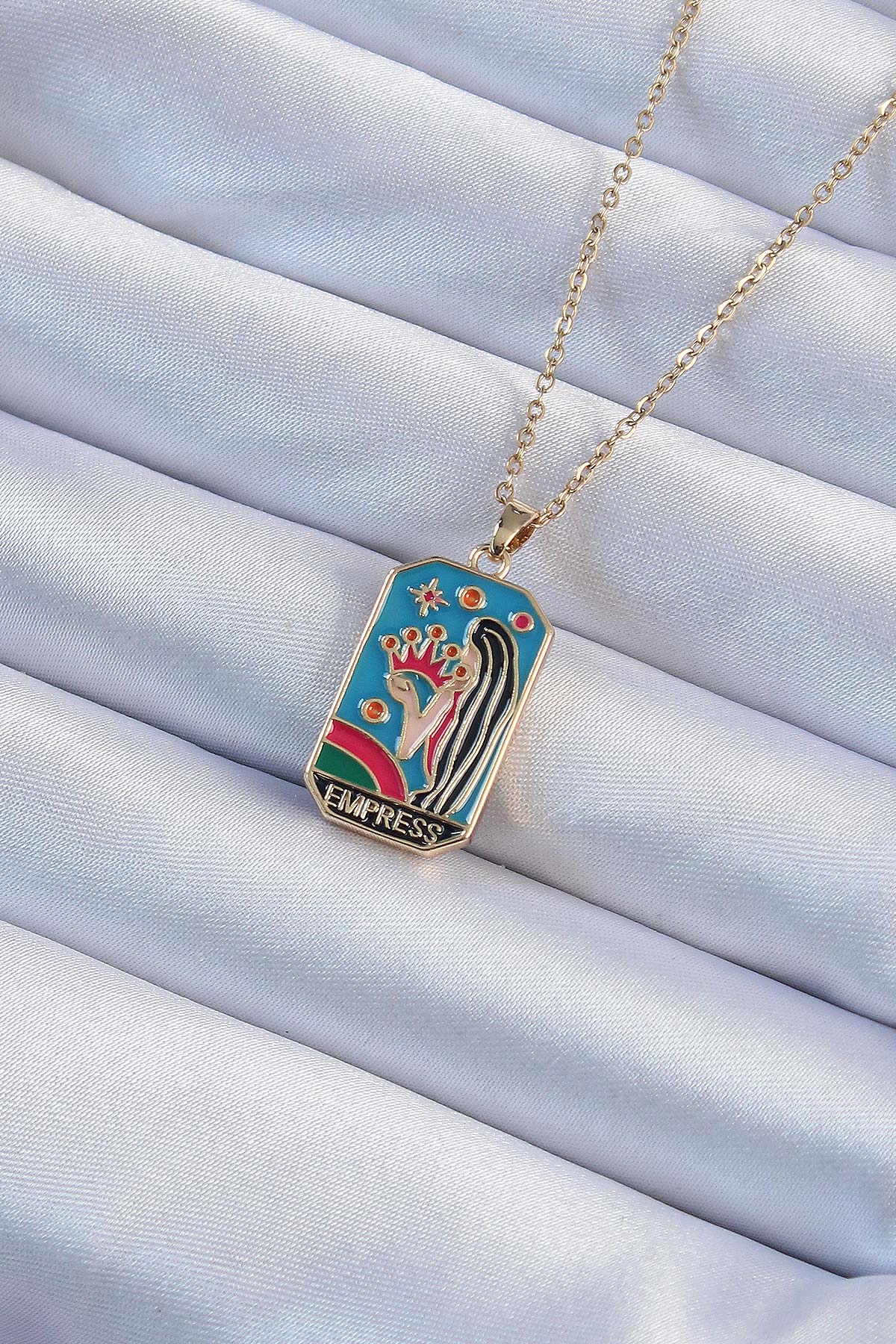 BKO9229 - 316L Çelik Zincir Altın Renk Taç ve Kız Figürlü Renkli Mineli Tarot Kolye